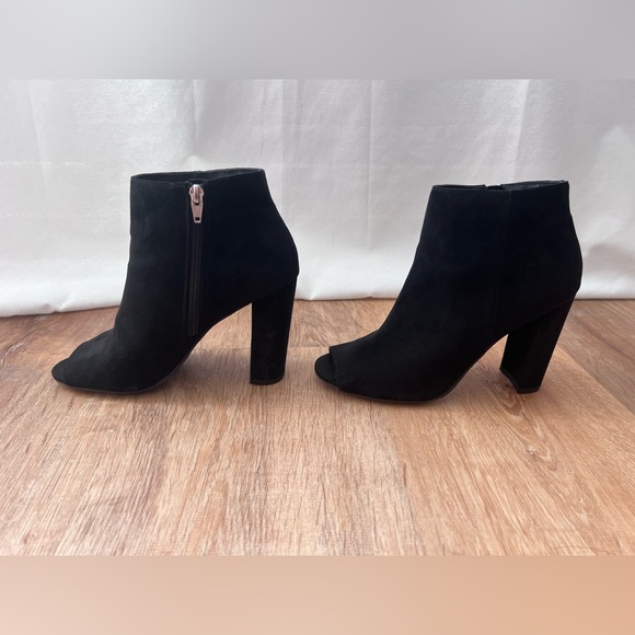Merona peep toe, zip-up suede booties. Size 8.5 - Picture 3 of 5